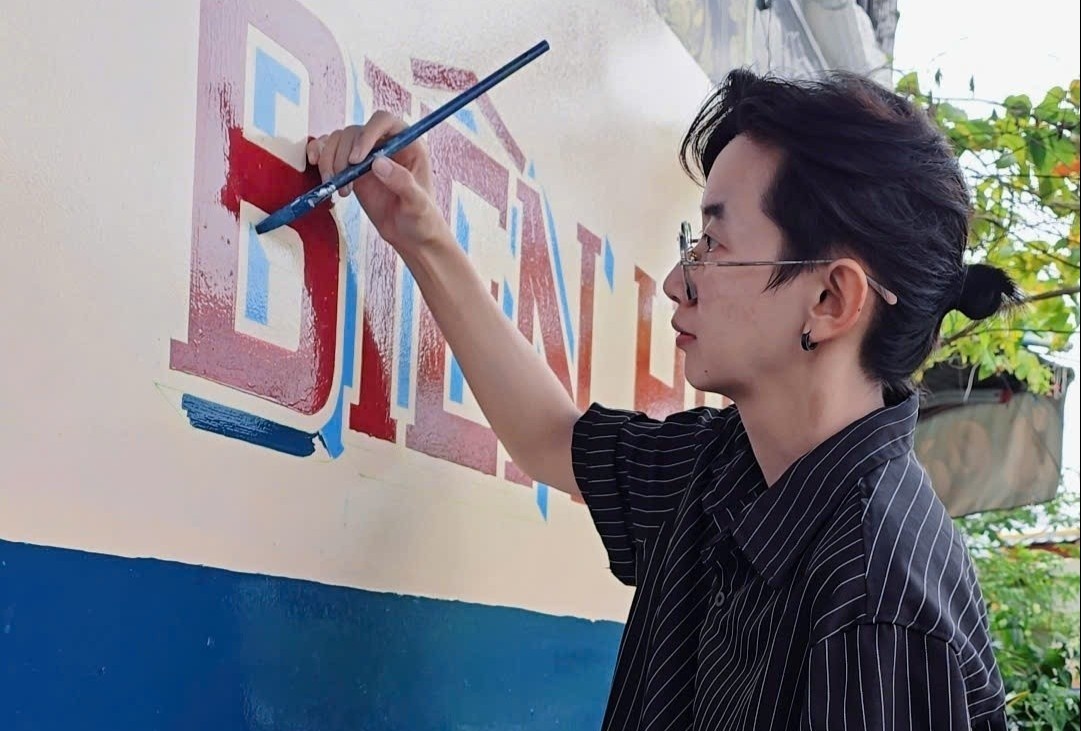 Bảng hiệu vẽ tay 'độc bản' của cha con Cà Mau