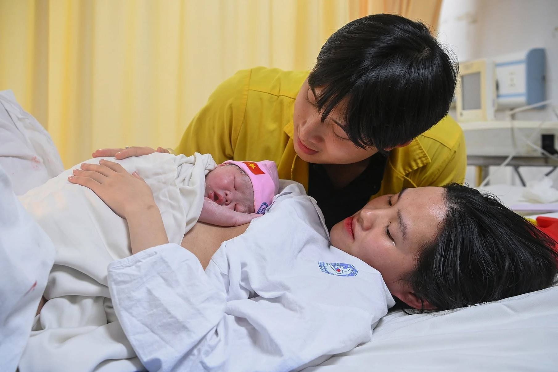 Đọc sách gì khi lần đầu làm cha, làm mẹ?