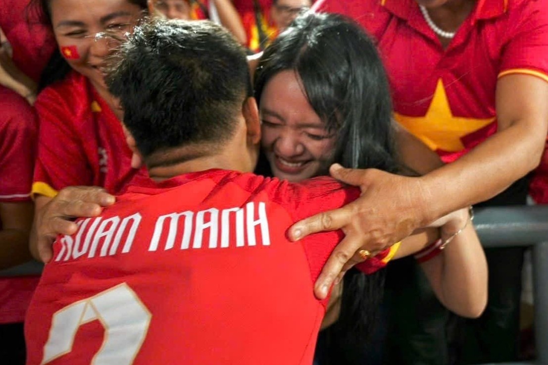 Vợ Quang Hải, gia đình Xuân Mạnh vỡ òa trên sân Rajamangala