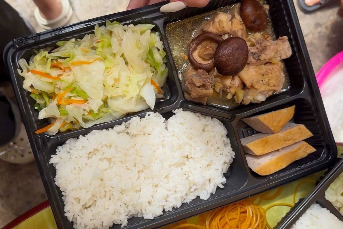 Trăm suất cơm nóng, khách sạn miễn phí cho người dân tránh lũ