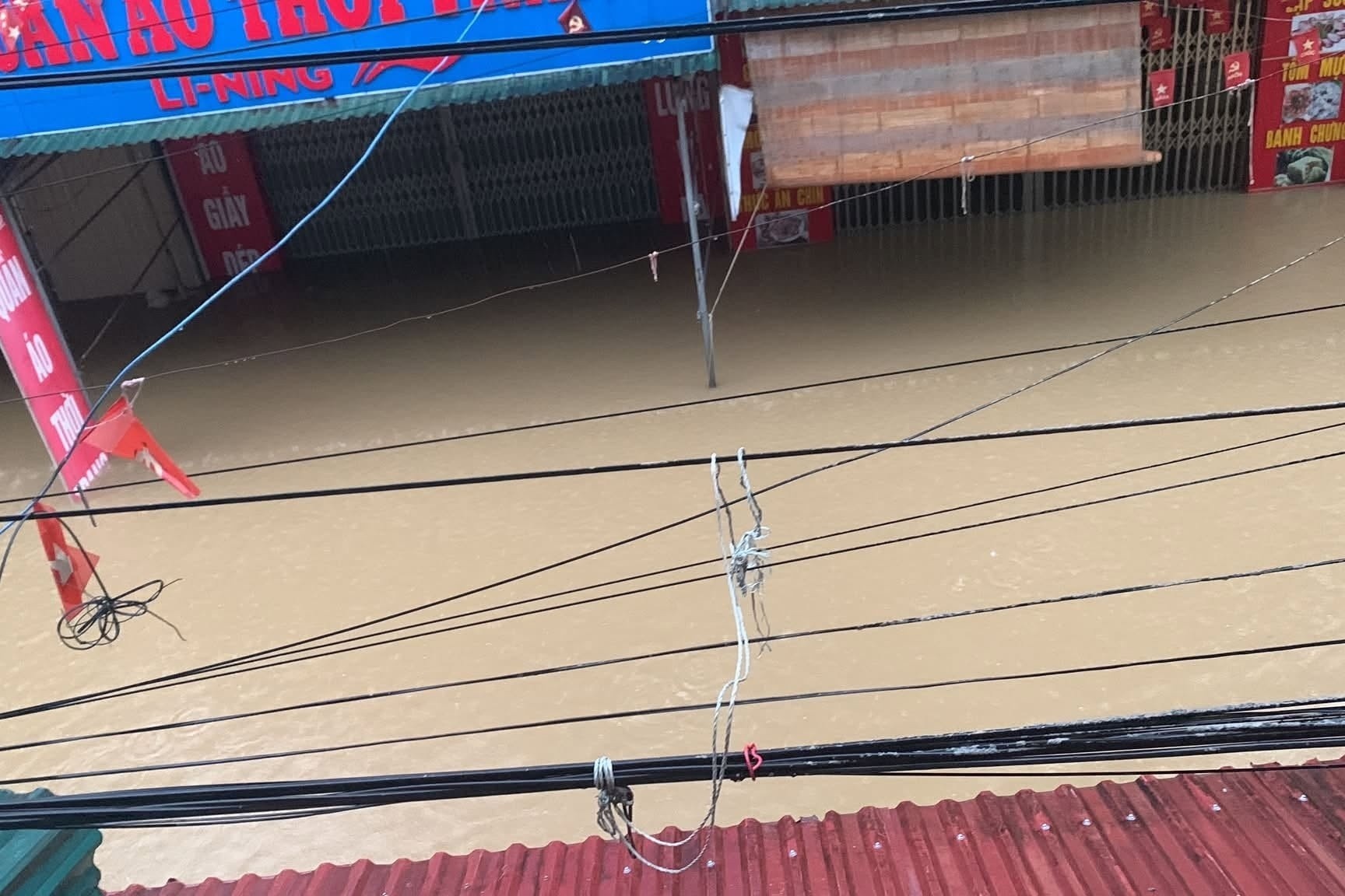 Nước lũ dâng cao, tầng 1 nhà dân ở Lạng Sơn ngập mất dạng