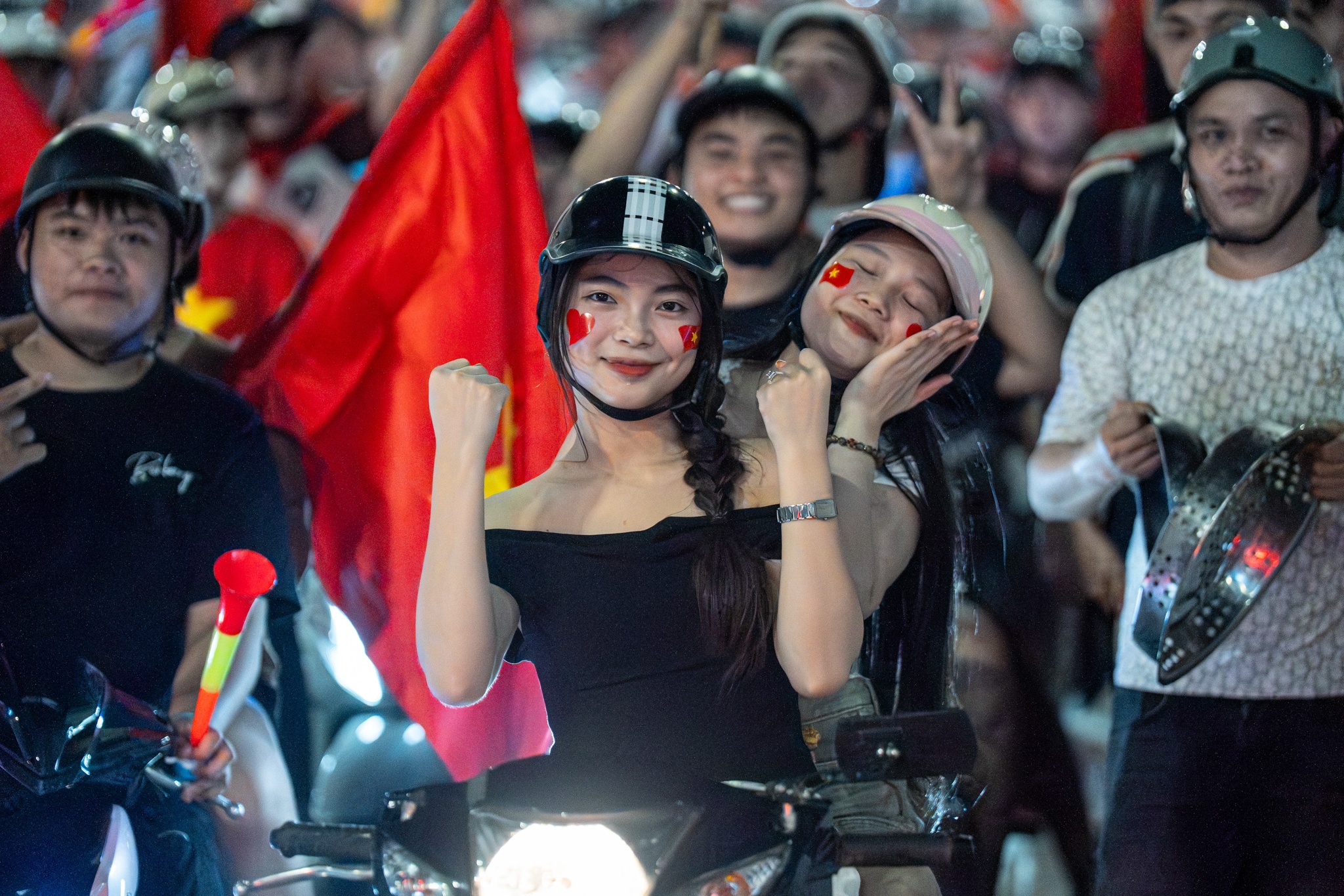 Hàng nghìn CĐV 'đi bão' xuyên đêm mừng tuyển Việt Nam vô địch