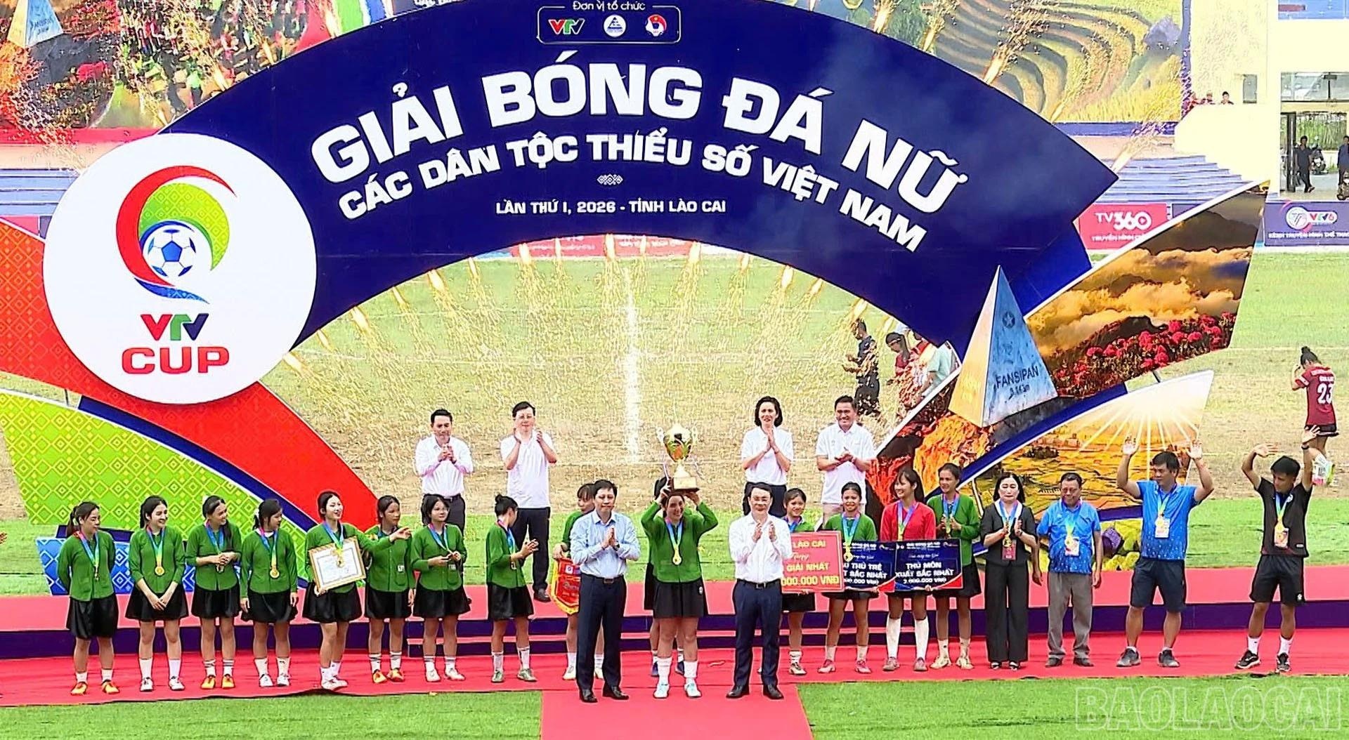 b&oacute;ng đ&aacute; ảnh 2