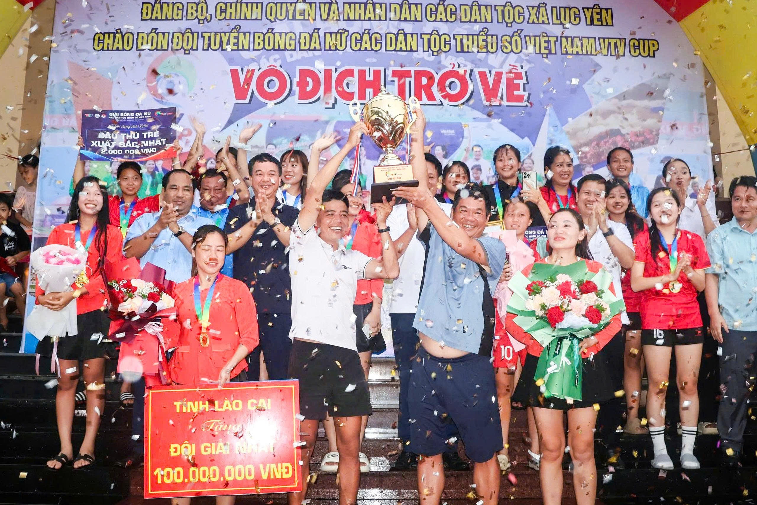b&oacute;ng đ&aacute; nữ ảnh 4