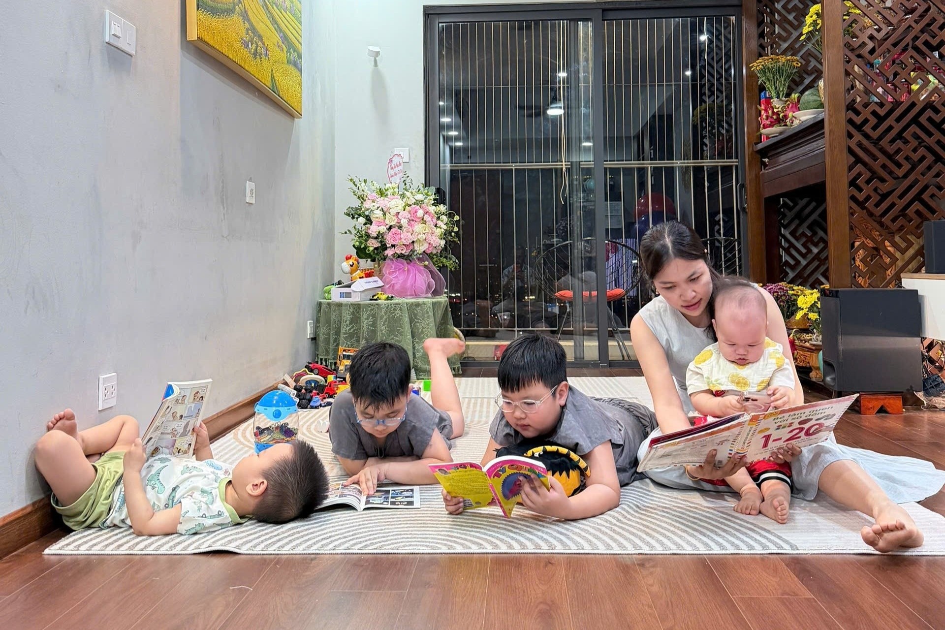 đọc s&aacute;ch ảnh 3