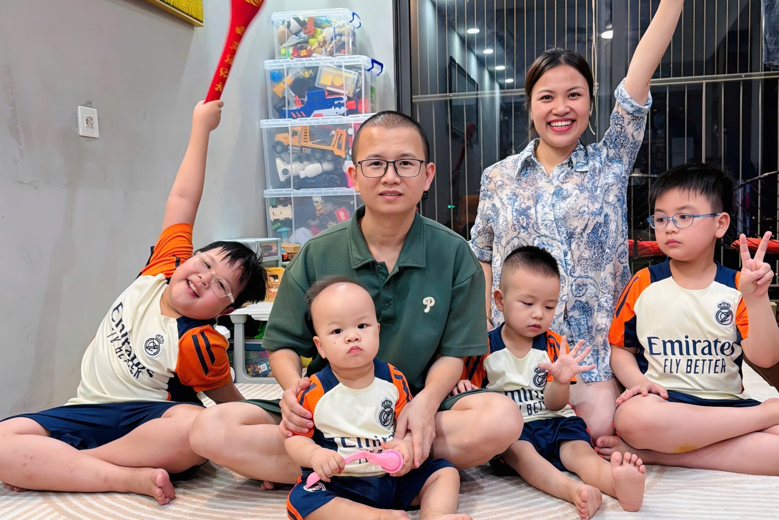 đọc s&aacute;ch ảnh 2