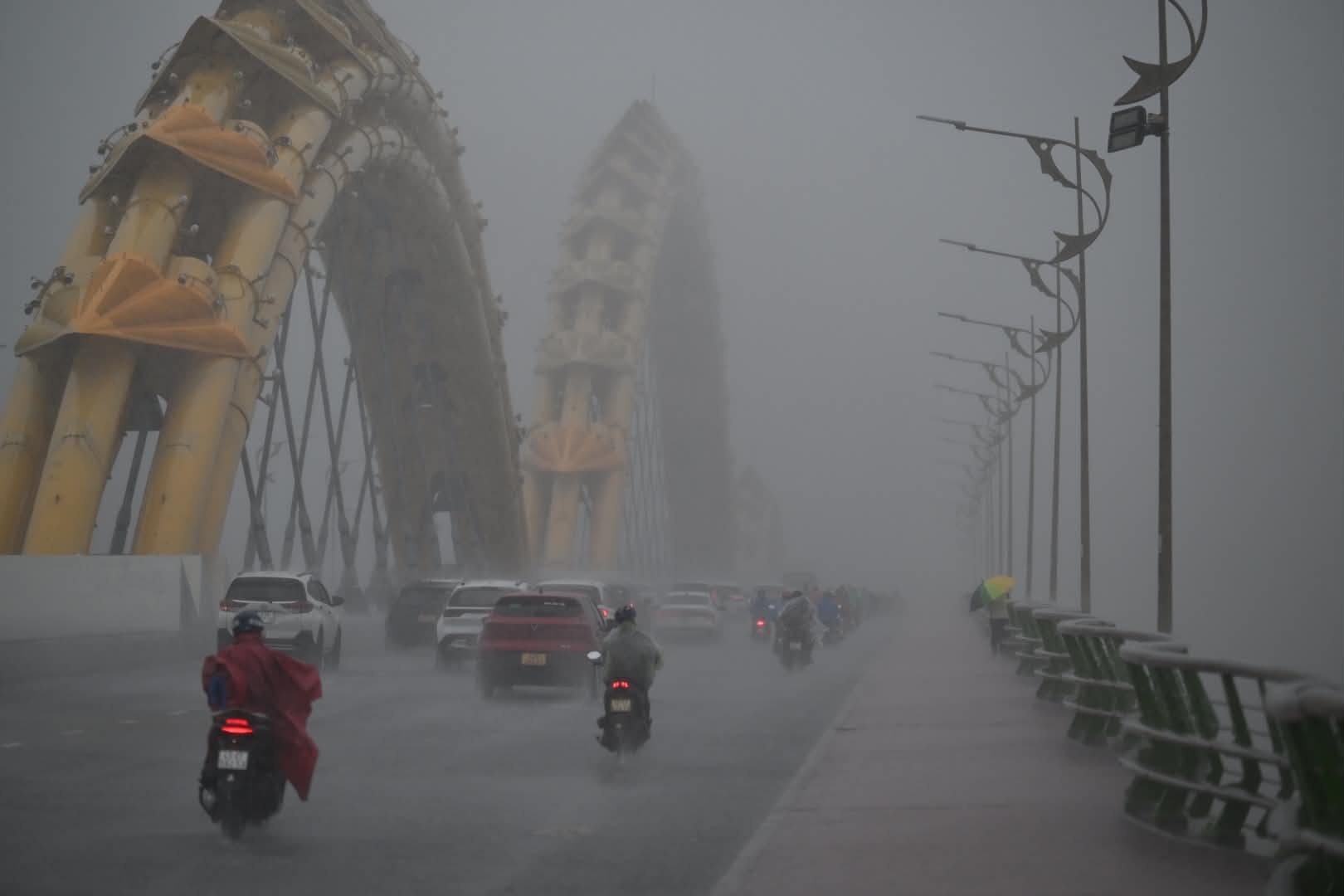 Đà Nẵng mưa trắng trời