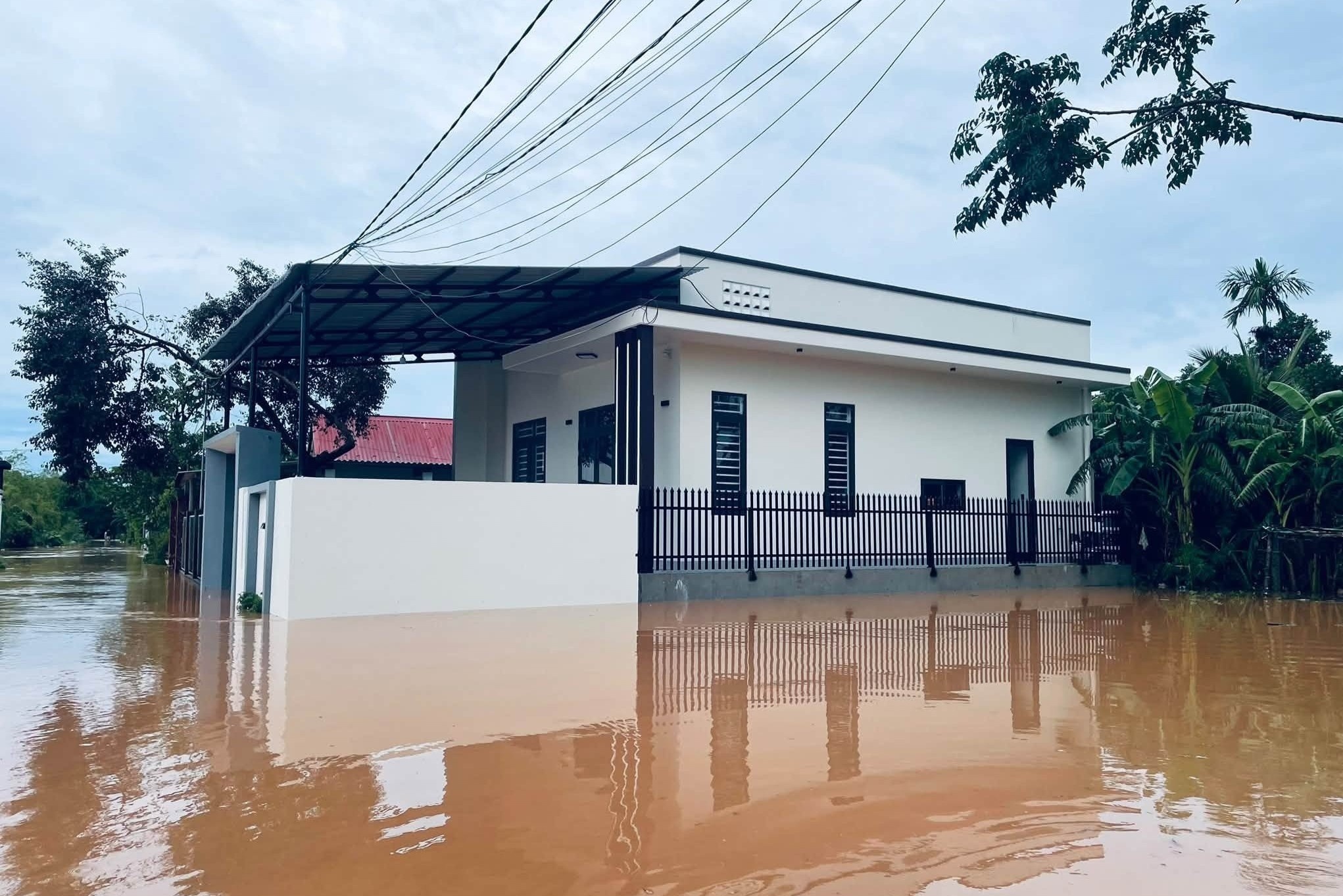 Nhiều nhà dân ở Quảng Trị vẫn chìm trong nước lũ