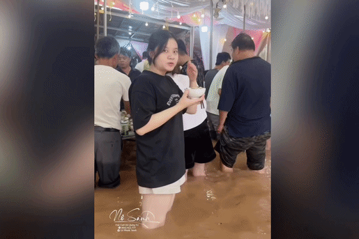 Nước lũ ngập đầu gối, quan khách xắn quần ăn tiệc cưới ở Quảng Trị