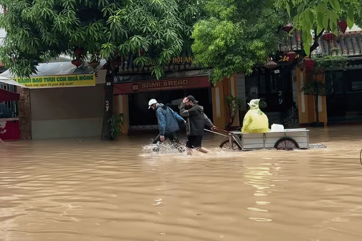 Ở biệt thự chục tỷ vẫn phải đi thuê khách sạn vì mưa ngập