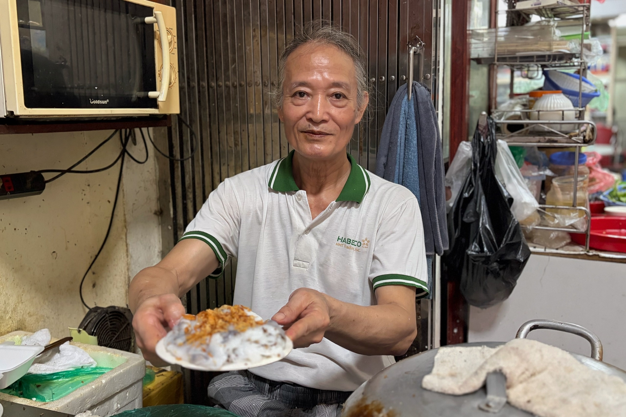 Quán bánh cuốn 70 năm không biển hiệu, 15.000 đồng/suất giữa Hà Nội