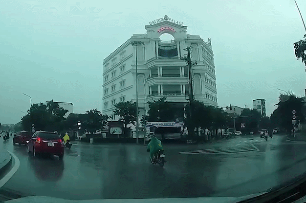 Sét đánh tóe lửa, trúng người đi xe máy ở Nghệ An