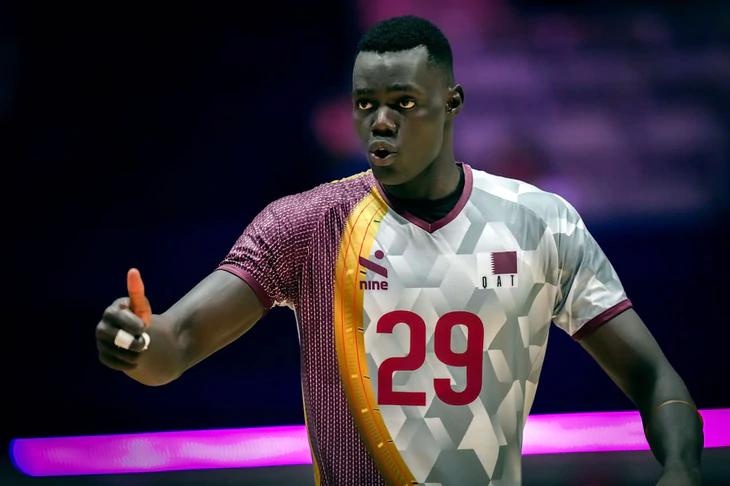 'Thần đồng' 13 tuổi cao 2,10 m giúp Qatar thắng bóng chuyền Việt Nam