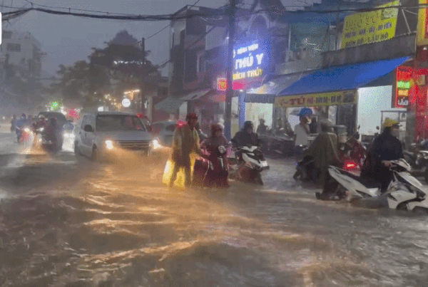 Người dân TP.HCM sáng chấm công trễ, tối kẹt ở công ty vì mưa lớn
