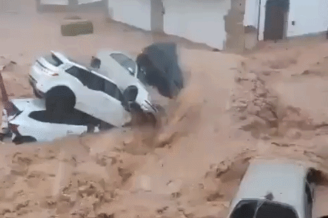Ôtô trôi dạt, chất đống trên đường phố sau mưa lớn ở Tây Ban Nha