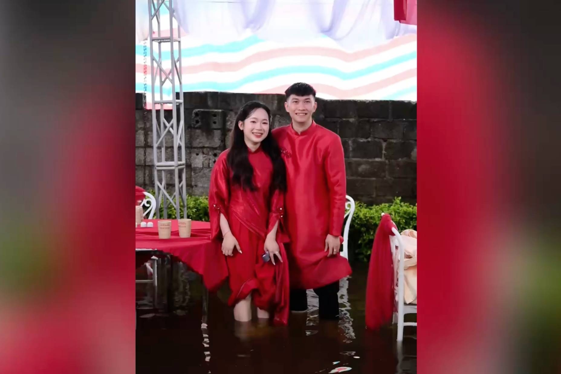 Cô dâu chú rể cùng quan khách xắn quần vì mưa ngập rạp đám hỏi