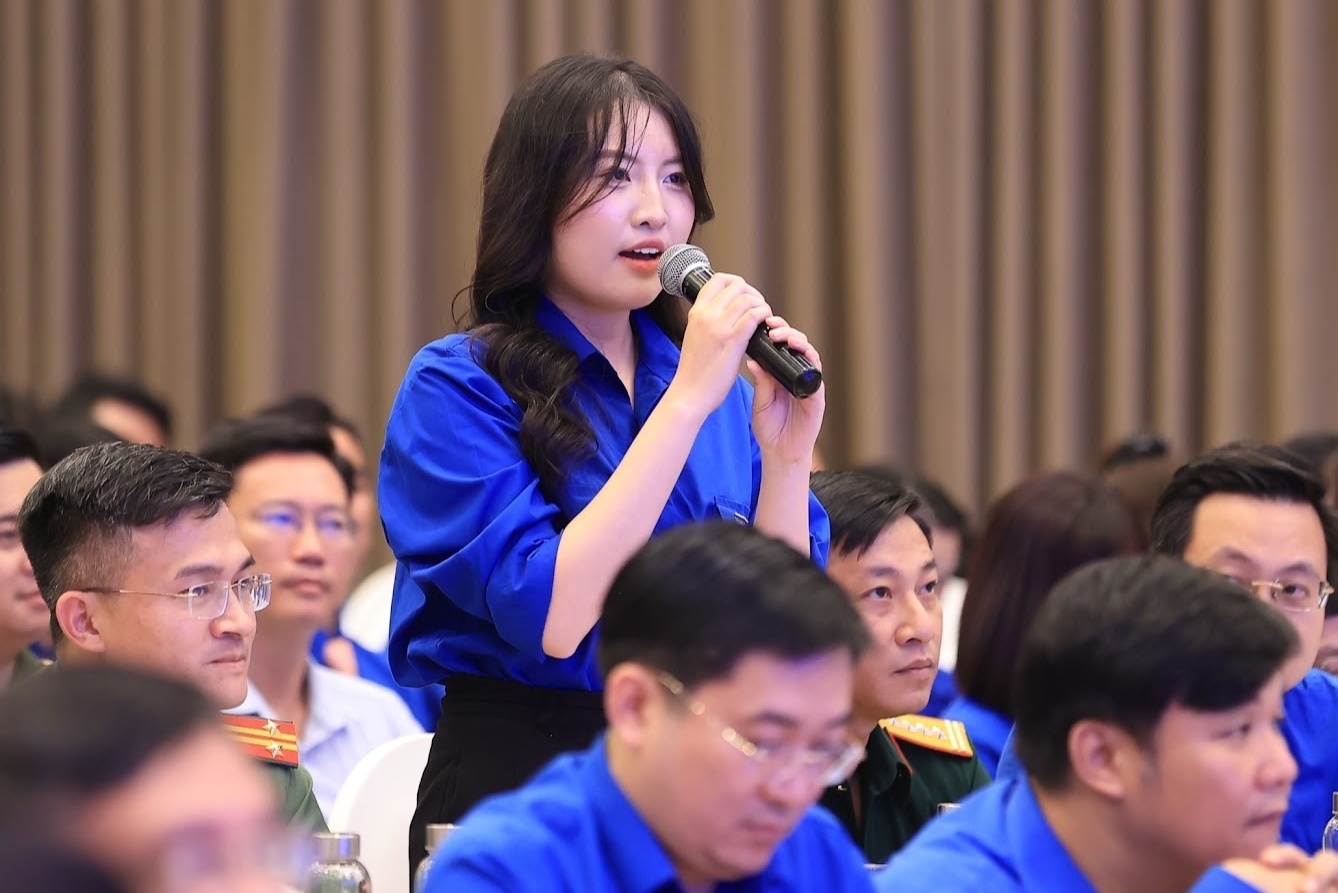 Người trẻ chủ động tìm hiểu tin tức chính trị, xã hội