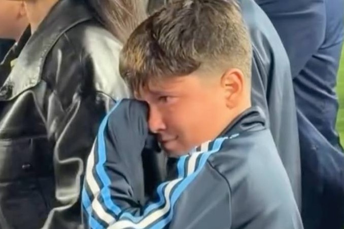Con trai Messi bật khóc ngày cha từ giã tuyển quốc gia