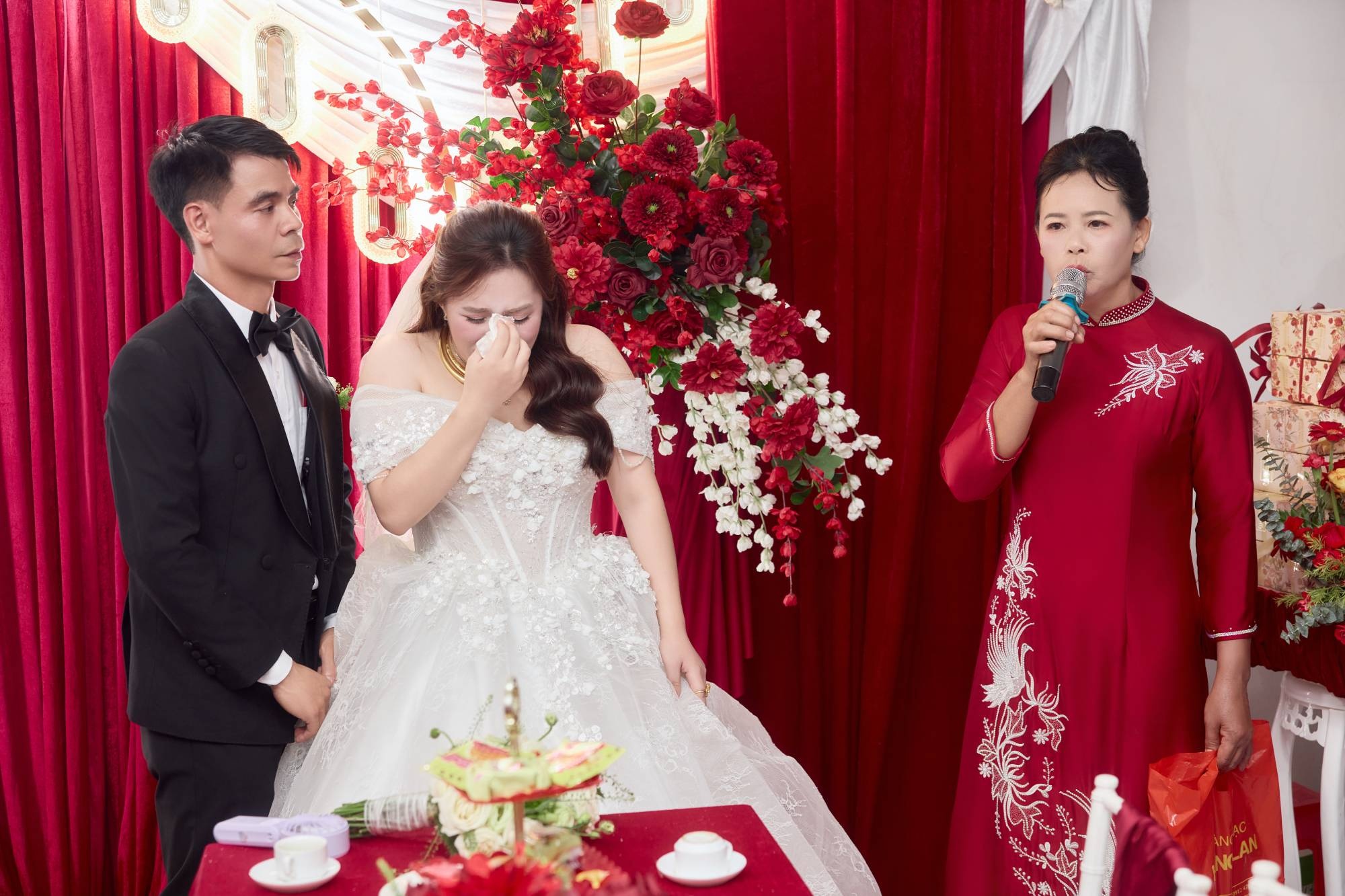 Cô dâu khóc nức nở khi mẹ chồng cũ phát biểu trong ngày cưới