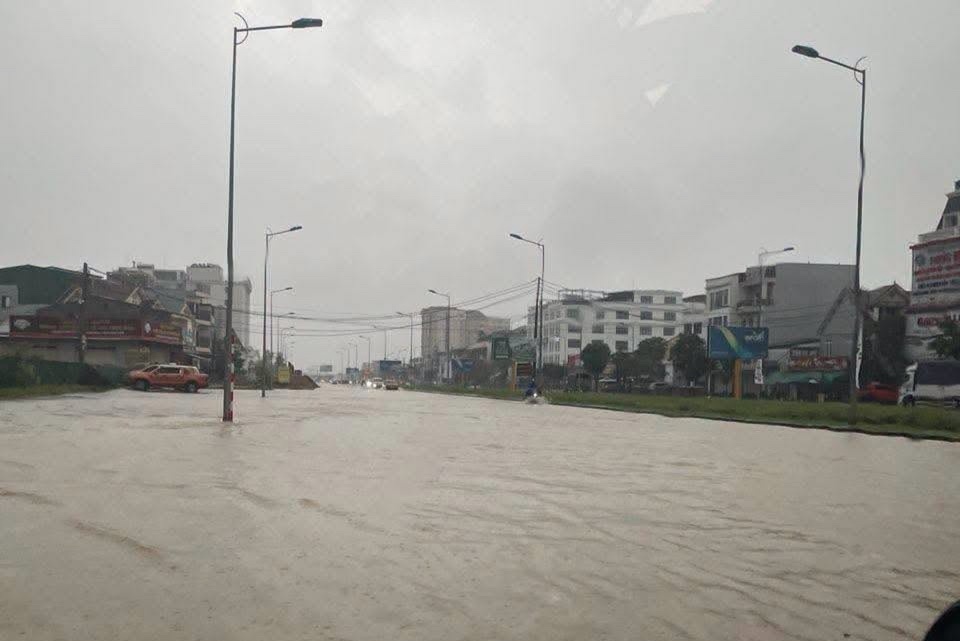 Cảnh đại lộ ở Vinh mênh mông nước sau mưa lớn