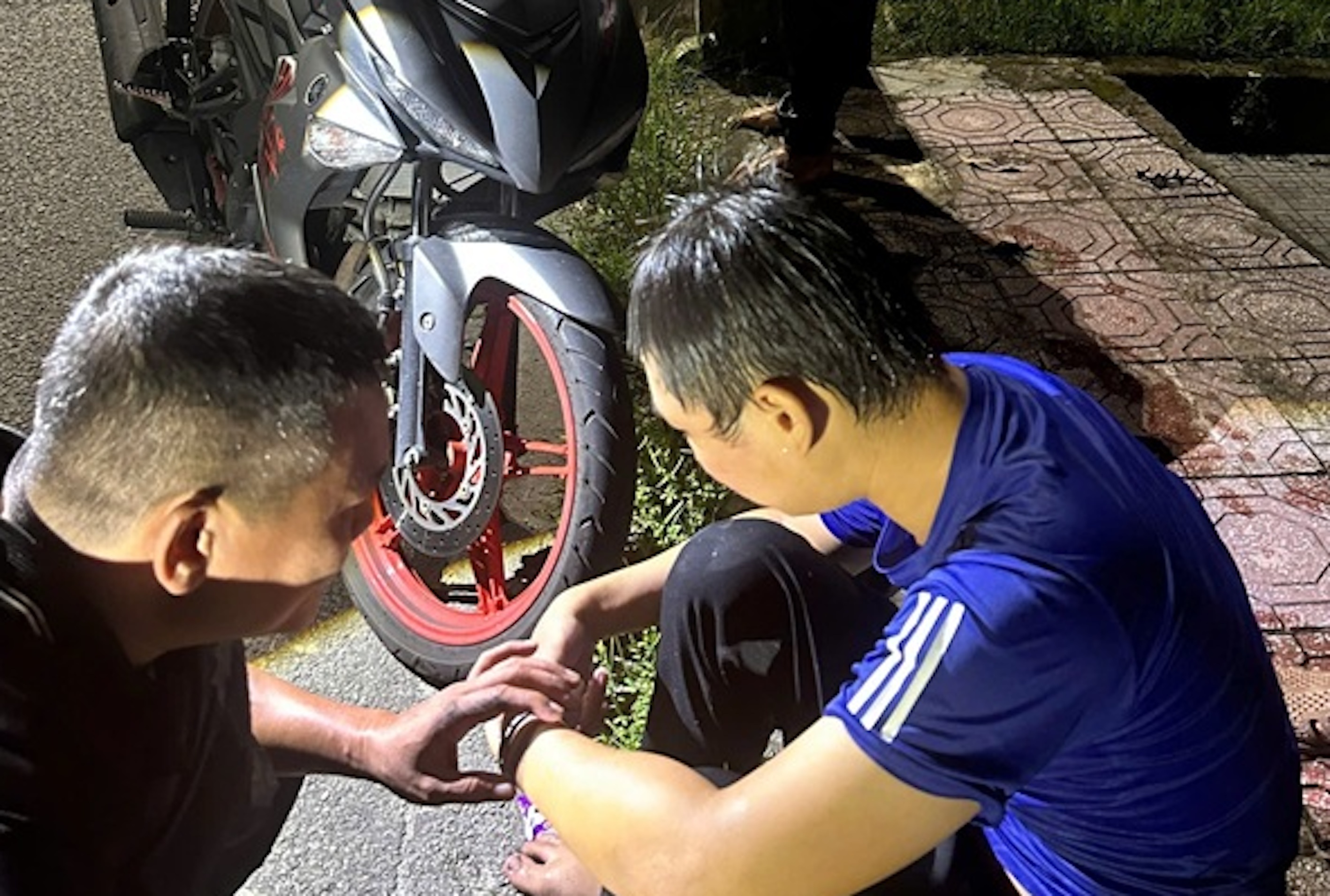 Đại úy Công an TP Huế lao xuống sông cứu thanh niên lúc đêm vắng