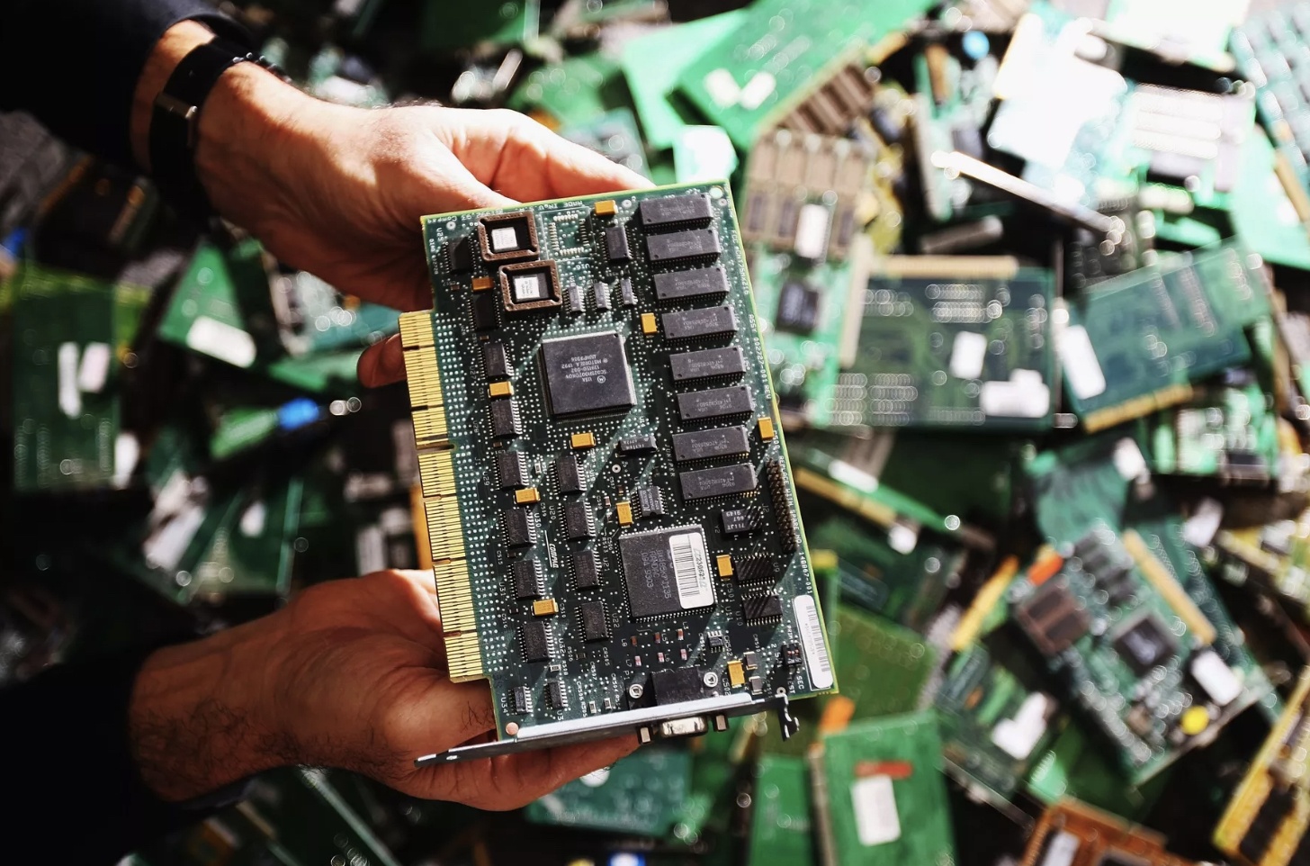 TQ dung chip gian diep 'hat gao' theo doi Apple va nhieu cong ty My hinh anh