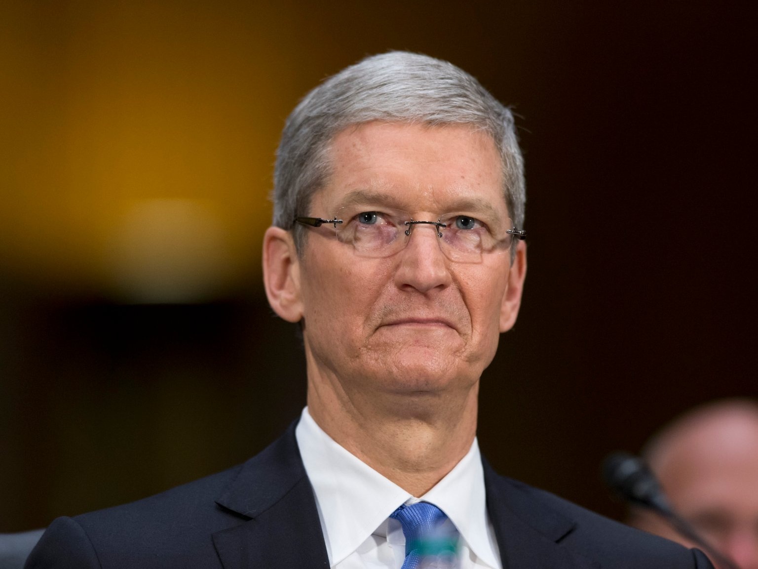 Tim Cook muon Bloomberg go bai viet chip gian diep cua Trung Quoc hinh anh