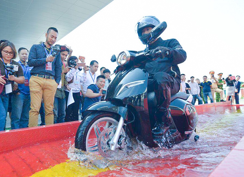 Troi mua di xe dien co an toan khong? hinh anh