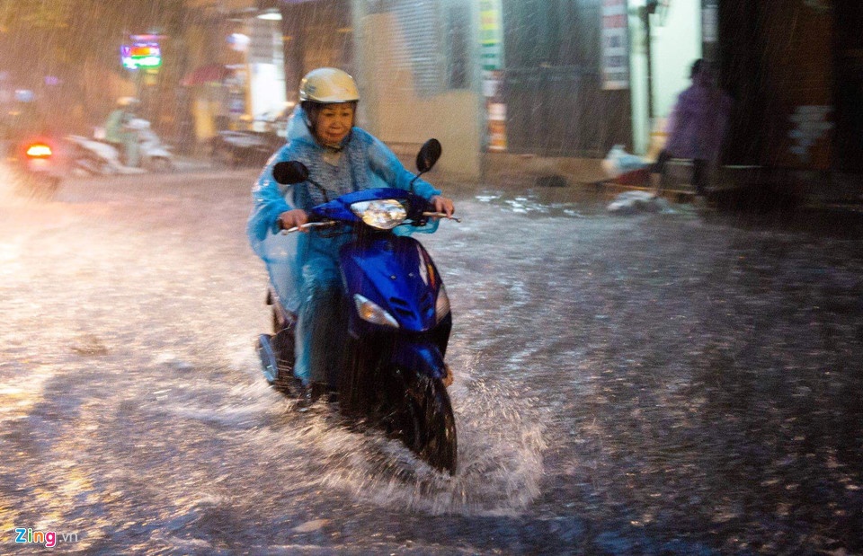 Xe máy làm thế nào qua vùng nước ngập ảnh 2 Xe may lam the nao qua vung nuoc ngap anh 2
