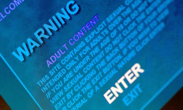 Nguoi dan Anh sap phai trinh giay to de xem phim nguoi lon hinh anh