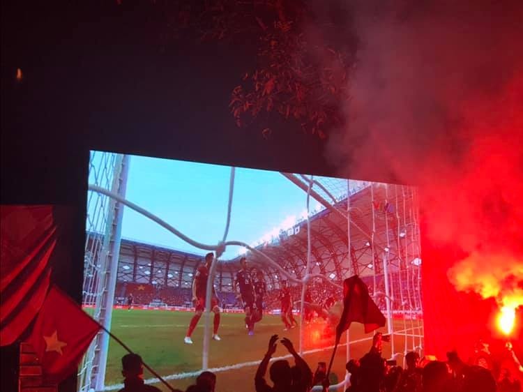 Cong nghe VAR ra mat chau A o tran dau qua cam cua Viet Nam hinh anh