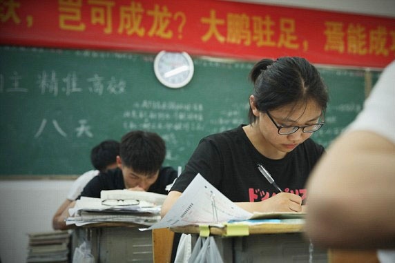 AI tu xay dung ho so hoc sinh, kiem tra bai tap ve nha hinh anh