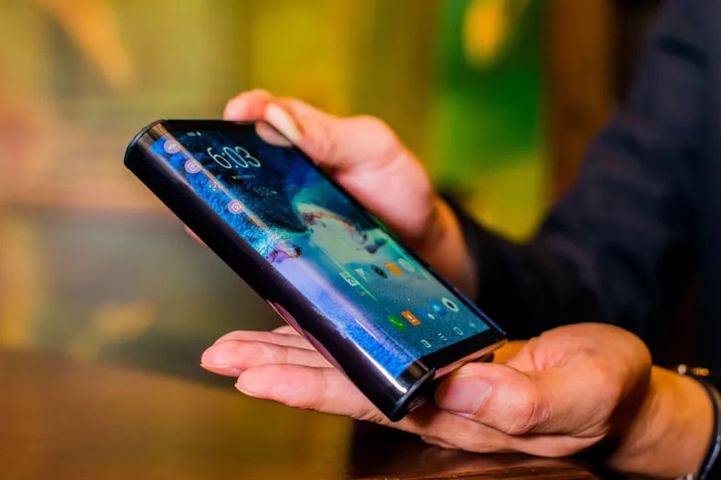 iPhone man hinh gap nam 2020 trong ra sao? hinh anh