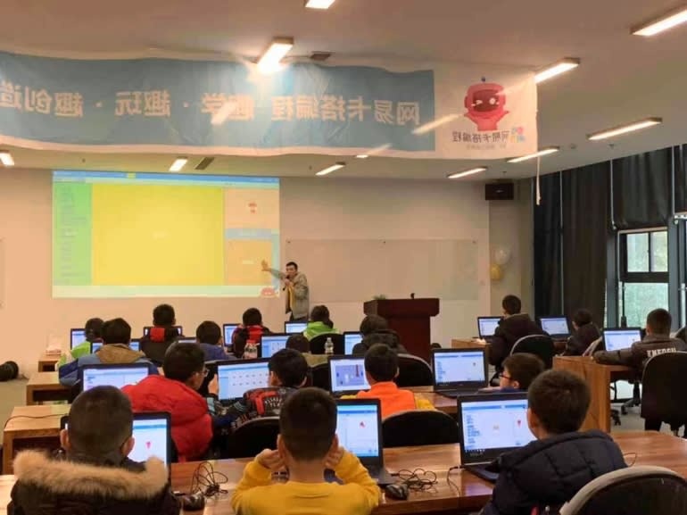 tre em tieu hoc di hoc ve AI tai trung quoc anh 1