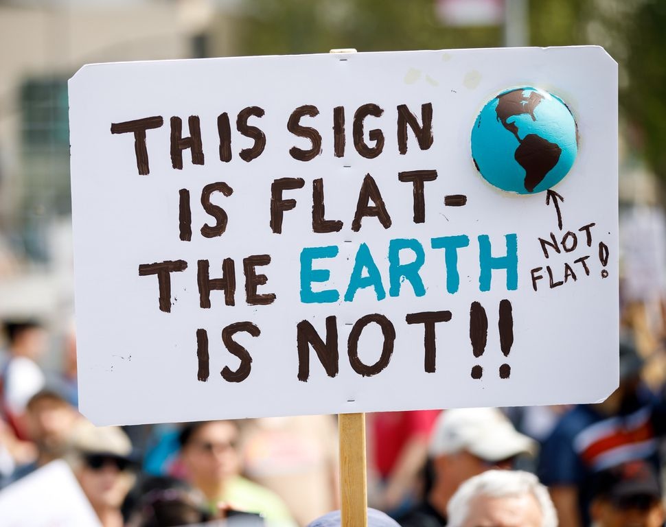 thuyết âm mưu lan tràn trên youtube ảnh 1 thuyet am muu lan tran tren youtube anh 1