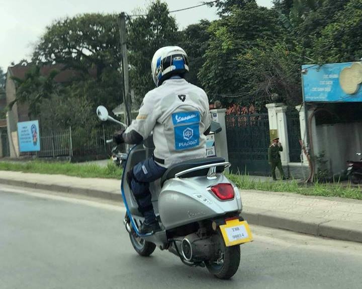 Vespa Elettrica lộ ảnh trên đường phố,  sắp ra mắt tại VN ảnh 2 Vespa Elettrica lo anh tren duong pho,  sap ra mat tai VN anh 2