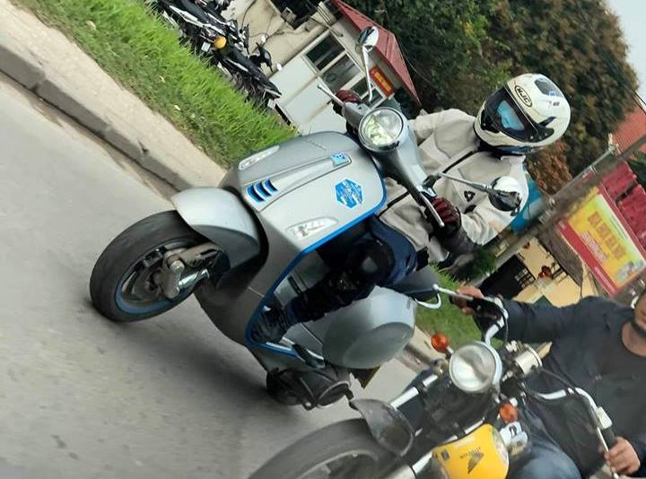 Vespa Elettrica lộ ảnh trên đường phố,  sắp ra mắt tại VN ảnh 1 Vespa Elettrica lo anh tren duong pho,  sap ra mat tai VN anh 1