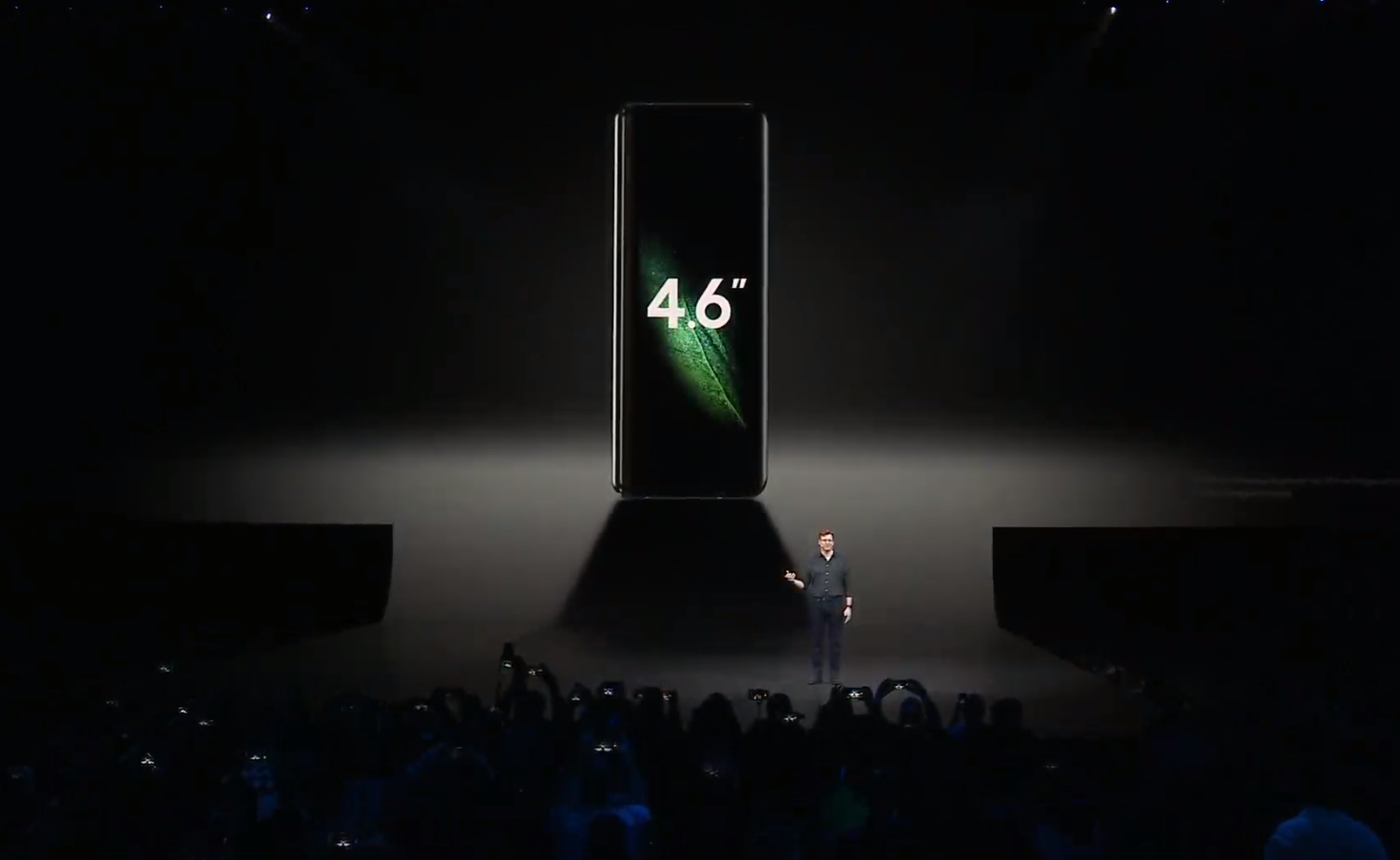 Galaxy fold ra mat,  gia gan 2.000 USD anh 2