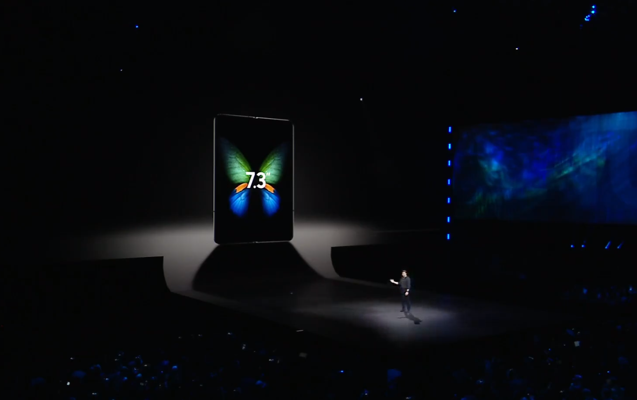 Galaxy fold ra mat,  gia gan 2.000 USD anh 3