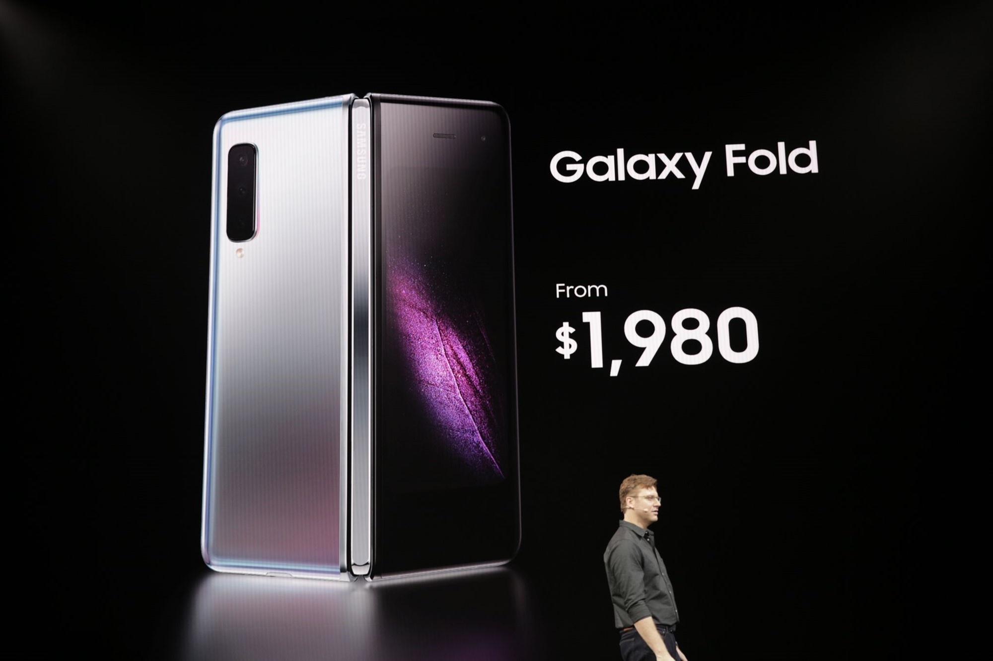 Galaxy fold ra mat,  gia gan 2.000 USD anh 12