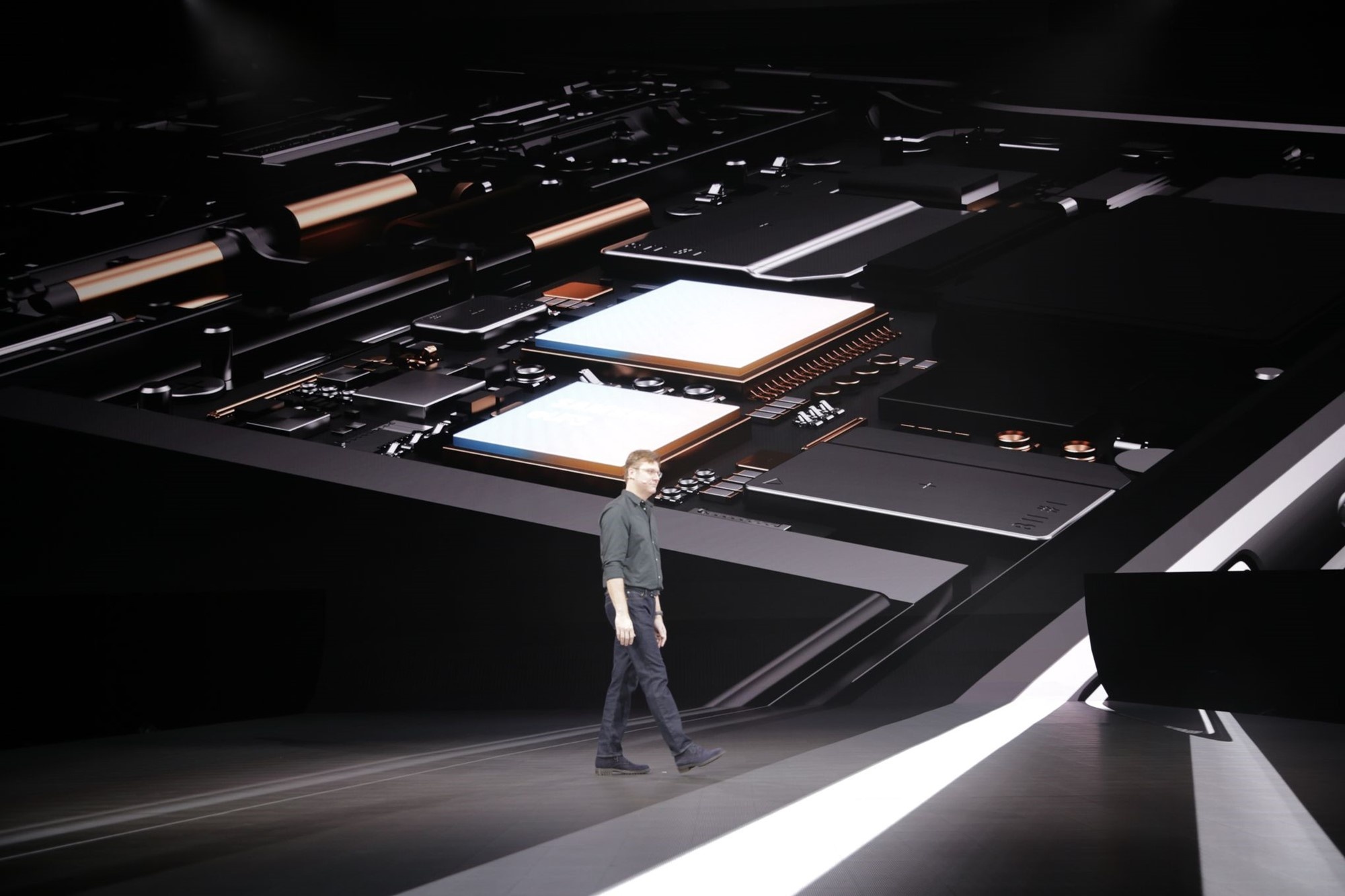 Galaxy fold ra mat,  gia gan 2.000 USD anh 5