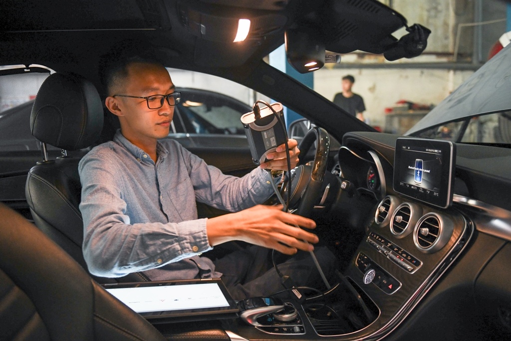 Chang trai tre nang cap moi option xe Mercedes hinh anh