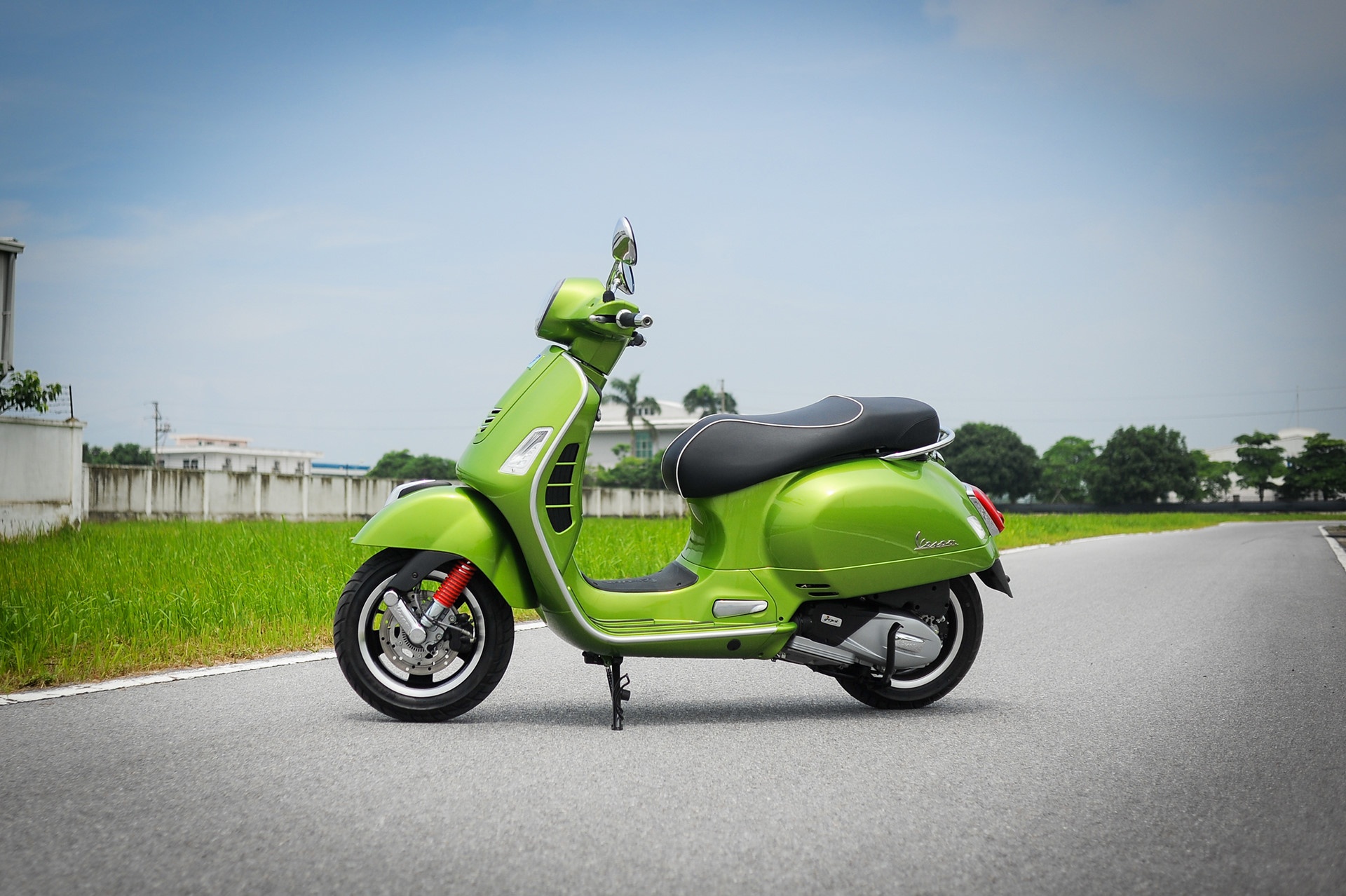 Chay xe Vespa ton bao nhieu tien moi nam? hinh anh