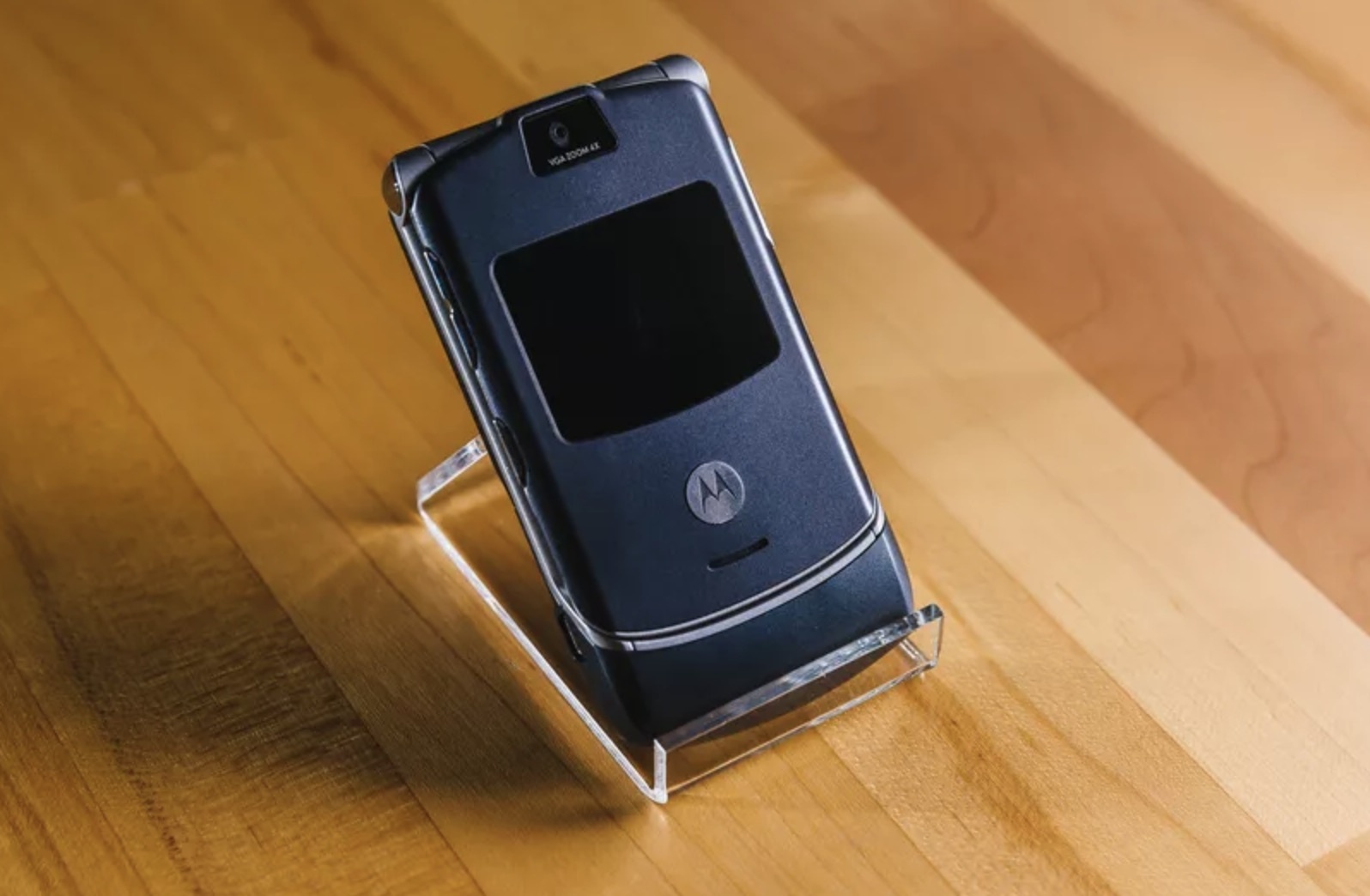 motorola razr tai sinh duoi dang man hinh gap anh 2
