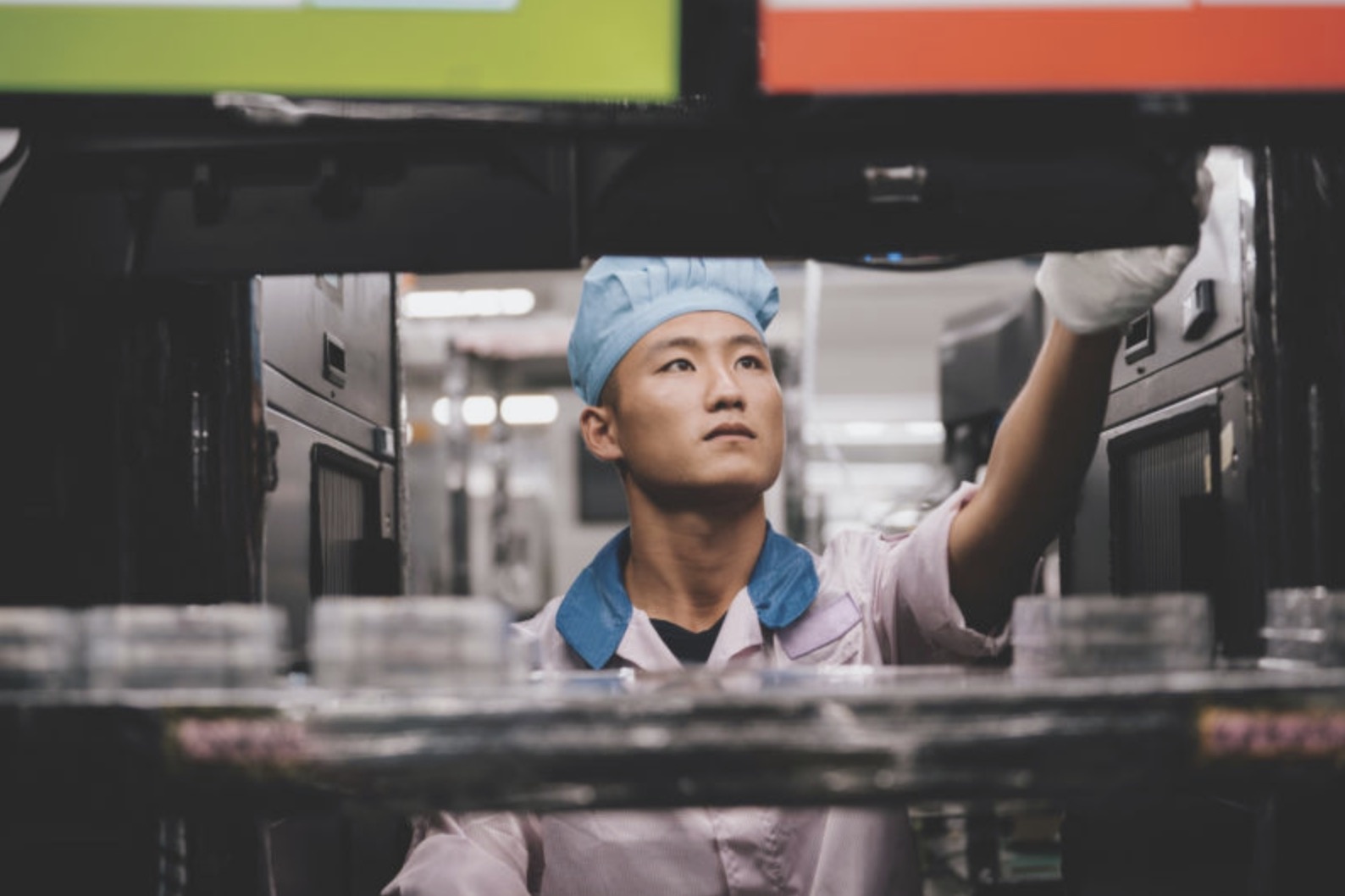 Cong nhan lap iPhone o TQ o at nghi viec, Huawei co the thay the? hinh anh