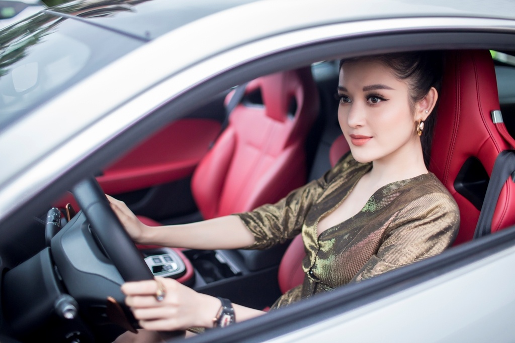 A hau Huyen My bo Mercedes-Benz,  ‘len doi’ Jaguar F-Type lam ban dong hanh anh 2