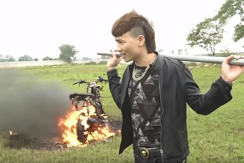 Cong dong bat binh khi Kha Banh tung clip dot xe may doi xe dien hinh anh