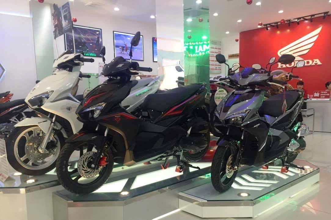 Nhieu xe may Honda giam gia tai dai ly hinh anh