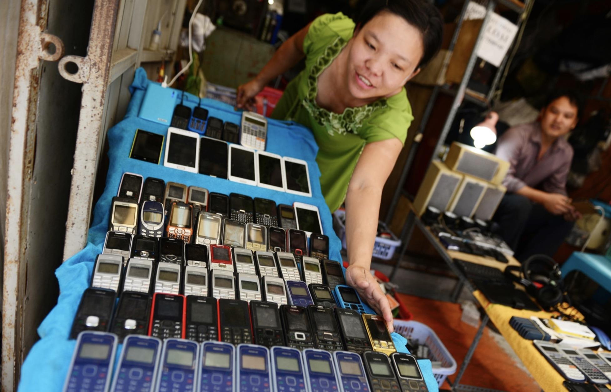 Khach Tay ngac nhien voi cho dien tu 'gi cung co' o Sai Gon hinh anh