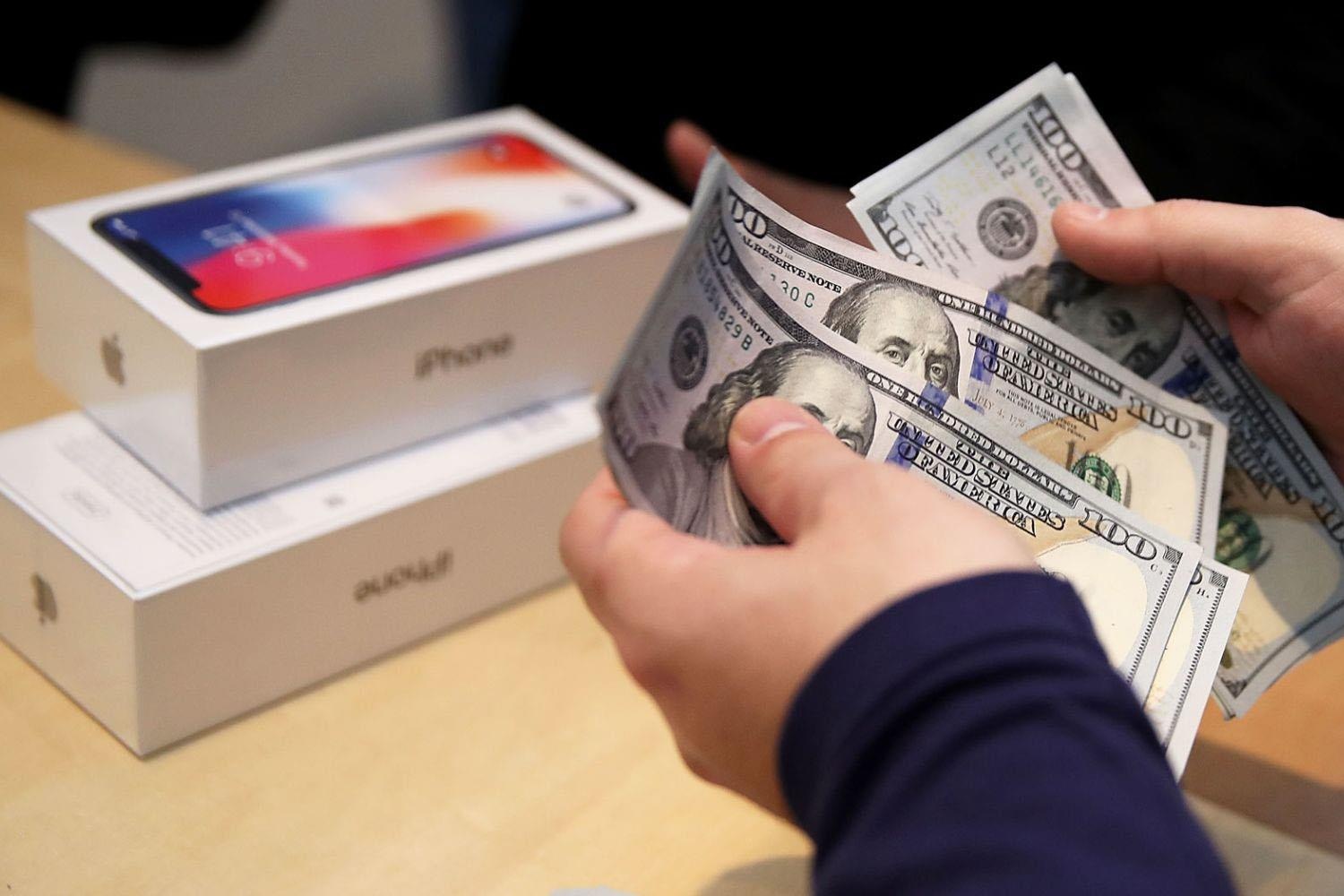 Ke toan bien thu 7 trieu USD mua iPhone, iPad ban kiem loi hinh anh